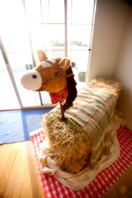 15 Creative Ways to Use Hay Bales You don't have to be a cowboy or cowgirl to appreciate a good ole' fashioned hay bale! Donkey Birthday Party, Saddle Up Birthday Party, Farm Party Decor, Farm Week, Stuffed Horse, Fun Seating, Barnyard Bash, Unicorn Diy, Barnyard Birthday Party