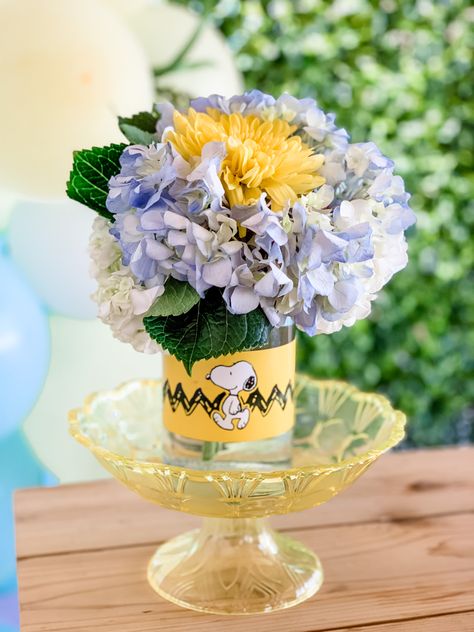 Snoopy peanuts gang flowers Snoopy Themed Baby Shower Ideas, Peanuts Baby Shower Ideas, Snoopy Baby Shower Decorations, Snoopy Baby Shower Ideas, Snoopy Baby Shower Theme, Franklin Peanuts, Snoopy Nursery, Snoopy Baby Shower, Snoopy Baby