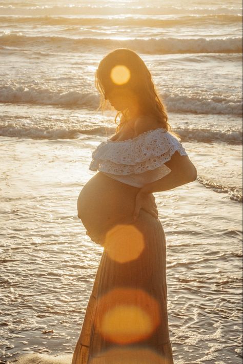 Pregnancy photoshoot beach Film Maternity Photography, Beach Pregnancy Photoshoot, Maternity Beach Photoshoot, Pregnancy Photoshoot Beach, Maternity Posing Ideas, Maternity Shoot Beach, Pregnant Photography, Maternity Posing, Photographer Ideas