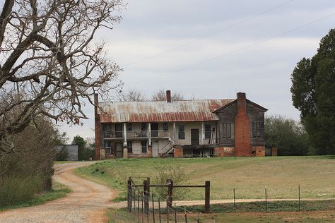 Old Southern Plantations, Old Southern Homes, Abandoned Plantations, Farmhouse Victorian, Southern Vintage, Southern Architecture, Southern Plantations, Kentucky Girl, Antebellum Homes