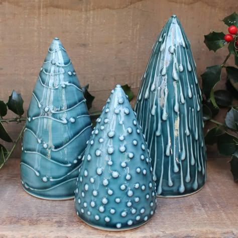 Pottery Trees, Pottery Christmas Trees, Christmas Pottery Ideas, Holiday Pottery, Christmas Pottery, Clay Christmas Decorations, Pottery Christmas, Ceramic Christmas Decorations, Paper Christmas Decorations