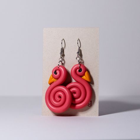 🦩 FLAMINGO FEATHERWEIGHT EARRINGS - Handmade pink polymer clay earrings 🦩 Let the delicate design and vibrant hues of these featherweight 'Flamingo' earrings transport you to a tropical paradise. Make a bold statement with flamingo elegance! These vibrant pink earrings are handcrafted from lightweight polymer clay. KEY FEATURES: 🦩Featherweight Elegance: Enjoy the beauty of statement earrings without the weight. Our Flamingo earrings are incredibly lightweight, ensuring comfort for all-day wea Clay Flamingo, Pink Polymer Clay Earrings, Polymer Clay Kunst, Flamingo Earrings, Diy Earrings Polymer Clay, Earrings Polymer, Clay Crafts Air Dry, Polymer Earrings, Clay Craft