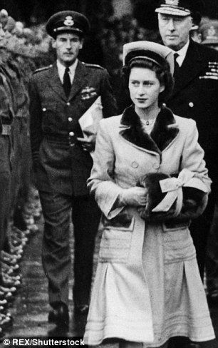 Princess Margaret and Peter Townsend at the lauching of the ocean liner 'Edinburgh Castle' in Belfast in 1947 Princess Margaret Young, Princesa Margaret, Peter Townsend, Margaret Rose, Ocean Liner, Elisabeth Ii, Duchess Of York, Princess Margaret, British Monarchy