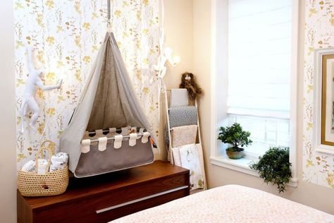 Small space living with a baby. Ideas for having a family in a studio apartment Nyc Apartment Design, Apartment Nursery, Baby Nook, Scandi Kids Room, Nyc Family, Hanging Crib, Studio Apartment Divider, Small Studio Apartments, Bedroom Bedding