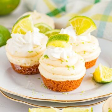 Mini Key Lime Pie Bites - Kitchen Divas Banana Pudding Cake Recipe, Mini Key Lime Pie, Key Lime Pie Bites, Trending Desserts, Pudding Cake Recipe, Sopapilla Cheesecake Bars, Mini Key Lime Pies, Picnic Desserts, Dessert Items