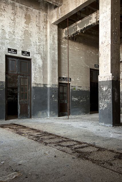 Raw Industrial Interior Design, Concrete Warehouse, Industrial Texture, Industrial Decoration, Urban Industrial Decor, Loft Designs, Sofa Bar, Industrial Room, Raw Texture