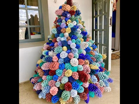 Pinecone Christmas Tree, Pine Cone Tree, Pinecone Crafts Christmas, Pinecone Christmas, Painted Pinecones, Pine Cone Christmas Tree, Pine Cone Art, Christmas Pine Cones, Diy Pinecone