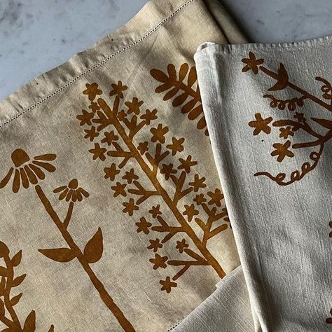 kristin field on Instagram: "mordanted painted & marigold dyed pieces that will be available this Sunday 🌼  These pieces are hand painted with mordant paste before dyeing, so the designs are not “perfect”. Personally I love the character hand painting gives them!   ✨ dyed with homegrown marigolds grown from @grandprismaticseed  ✨ organic cotton tea towels from @maiwa_naturaldyes" Lino Ideas, Printing Fabric, Block Printing Fabric, Cotton Tea Towels, Block Printing, Hand Painting, Natural Dyes, Linocut, Printmaking