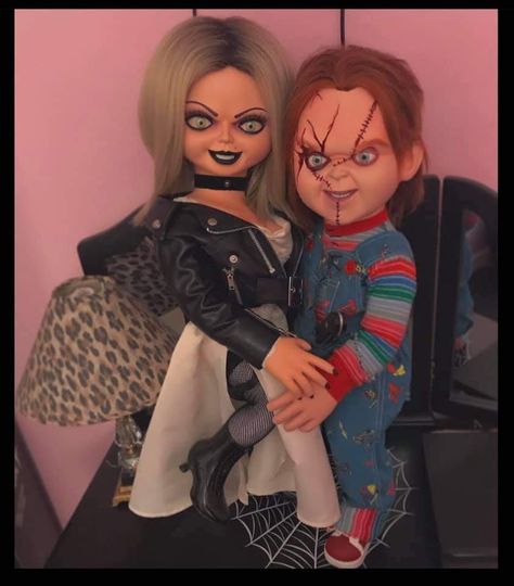 Chucky Wife, 2020 Halloween Costumes, Chucky Family, Chucky X Tiffany, Chucky Wallpaper, Chucky Face, Hahaha Joker, Horror Movie Aesthetic, Tiffany Bride Of Chucky