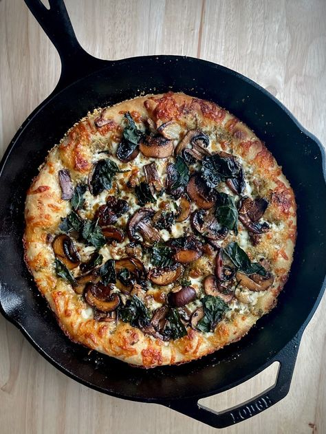 No-Knead Sourdough Skillet Pizza - Food & Ryne Sourdough Pizza Crust Cast Iron, Sourdough Cast Iron Pizza, Sourdough Breakfast Pizza, Sourdough Discard Pizza Dough Cast Iron, Sourdough Skillet, Sourdough Discard Pizza, Foccacia Recipe, Sourdough Pizza Dough, Sourdough Pizza Crust