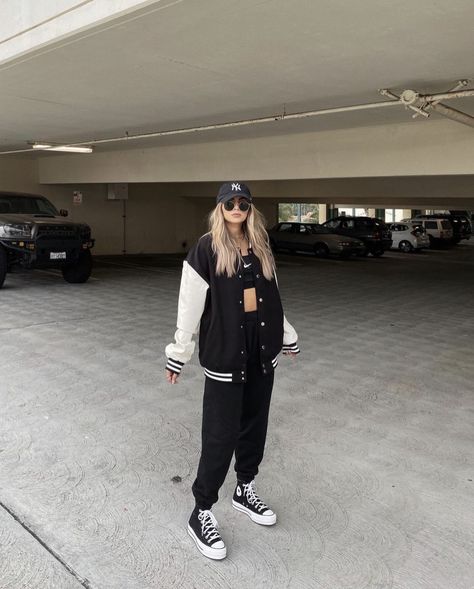 Varsity Outfit, Baseball Jacket Outfit, Varsity Jacket Outfit, Outfit Sporty, Jacket Outfit Women, Streetwear Girl, Casual College Outfits, Estilo Preppy, Outfits With Converse