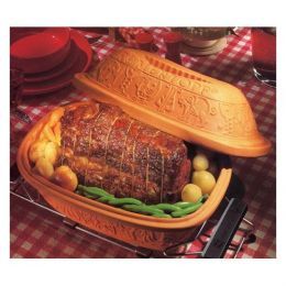 Clay pot beef....mmmm!  Evelyn can I borrow your Romertopf? Clay Baking Dish, Clay Pot Cooking Recipes, Clay Pot Cooking, Roaster Recipes, Red Wine Gravy, Modern Cooking, Cooking A Roast, Beef Pot Roast, Gold Potatoes