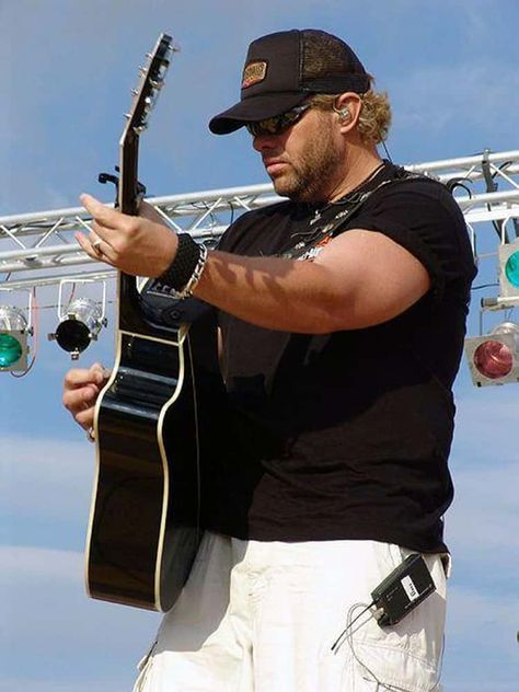 Things We Just Found Out About '90s Country Singers Famous Country Singers, Country Western Singers, Country Bands, Toby Keith, True Legend, Country Music Artists, Country Music Singers, Country Stars, Country Artists