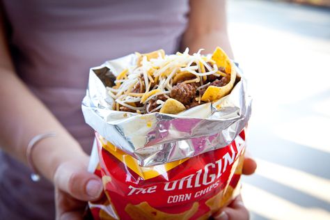 frito pie Fair Party Ideas, State Fair Party, Summer Party Hacks, Walking Tacos Recipe, Texas Chili Recipe, Frito Pie Recipe, Walking Taco, Easy Treats To Make, State Fair Food