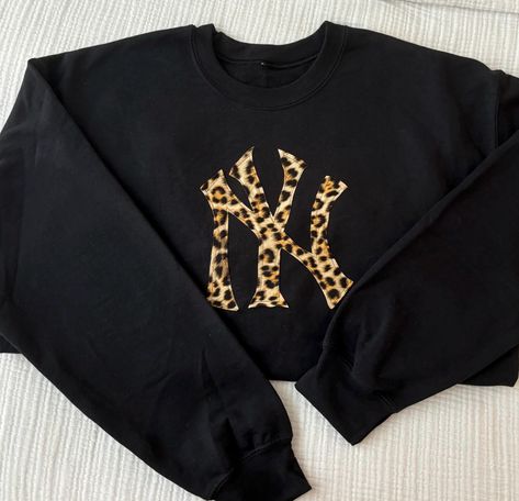 Black Crewneck with Ny Yankees cheetah print patchwork Cheetah Print Clothes, Cheetah Clothes, Patchwork Hoodie, Hoodie Diy, Diy Sweatshirt, Black Crewneck, Ny Yankees, Young Fashion, Winter Fashion Outfits