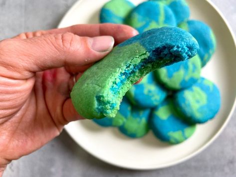 Earth Day Cookies Recipe, Earth Cookies Decorated, Earth Day Snacks, Earth Day Treats, Earth Cookies, Earth Day Cookies, Fruit Juice Recipes, Best Sugar Cookie Recipe, Vegan Bakery