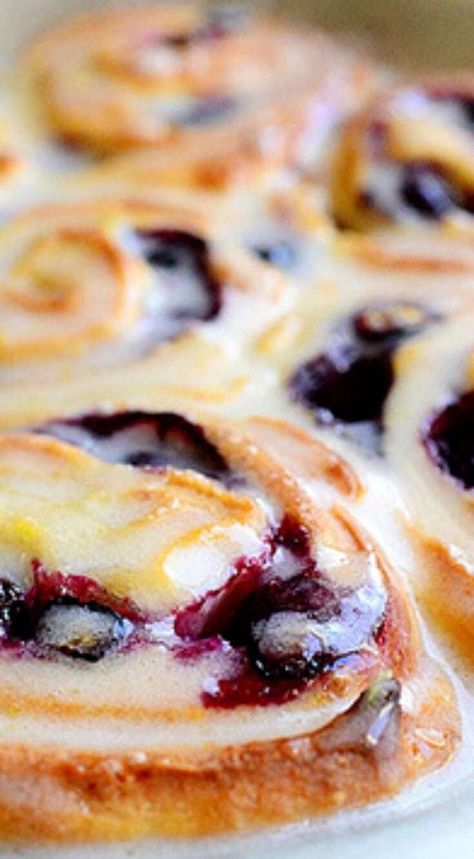 Puff Pastry Cinnamon Rolls, Pastry Cinnamon Rolls, Lemon Sweet Rolls, Puff Pastry Cinnamon, Cinnamon Roll Recipes, Sweet Roll Recipe, Breakfast Rolls, Blueberry Desserts, Breakfast Sweets