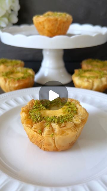 Mini Baklava Cheesecake, Phyllo Dough Recipes Dessert, Phyllo Pastry Recipes, Baklava Cheesecake Recipe, Egyptian Desserts, Mini Patisserie, Easy Puff Pastry Recipe, Phyllo Dough Recipes, Phyllo Recipes