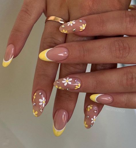 Brighten up your day with these stunning yellow nail designs! These trendy light yellow ideas provide the perfect inspiration for any spring and summer manicure – how can you not love these French tip nails with daisy nail art? Nail Designs With Two Colors, Nails Acrylic Inspiration For School, Yellow Tropical Nails, Nail Daisy Designs, Short Almond Summer Nail Ideas, Yellow And White Nails Design, Light Yellow Nails Designs, Trendy Summer Nails French Tip, Gel X Nail Designs Summer