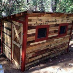 Pallet Chicken Coop Chicken Coop Ideas Simple, Winter Chicken Coop, Coop On Wheels, Pallet Chicken Coop, Chicken Coop On Wheels, Chicken Coop Diy, Pallet Coop, Reban Ayam, Chicken Coop Ideas