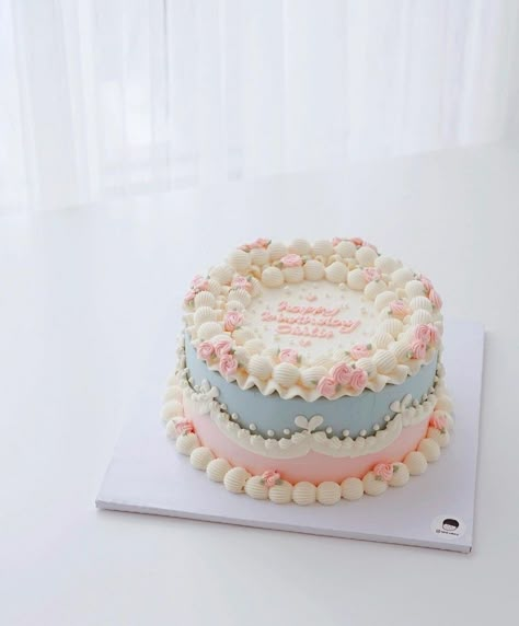 Cake Aesthetic Photography, Korean Cake Aesthetic, Buttercream Cake Design, Desserts Design, Birthday Cake Buttercream, Pasteles Aesthetic, Cake Magazine, Flower Cake Design, Cake Rose