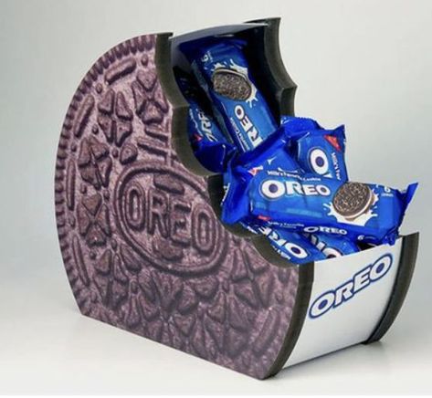 Oreo Display, Display Cookies, Pop Display Ideas, Portfolio Marketing, Oreo Sandwich, Product Display Ideas, Display Shelf Design, Point Of Purchase Display, Store Display Design