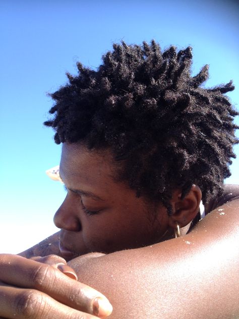 Dreads on the beach 😂 20/07/2018 Freeform Afro, Locs Women, Short Dreadlocks, Freeform Locs, Afro Hairstyles Men, Black Queens, Loc Journey, Hairstyles Men, Tight Curls