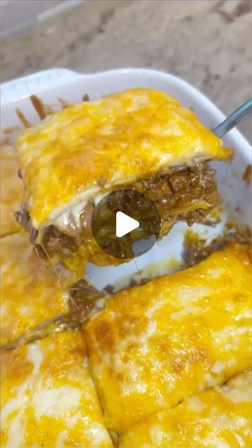 💜 Tara “T” Ippolito on Instagram: "Comment “link” & I’ll send you the recipe for this taco lasagna directly. Yes this is a repost but any DJ will tell you that you always play the hits 😊. . . #taco #lasagna #dinnerideas" 1960s Food, Mexican Lasagna Recipes, Taco Dishes, Taco Lasagna, Mexican Lasagna, Youtube Cooking, Keto Beef Recipes, Diner Recipes, Taco Casserole