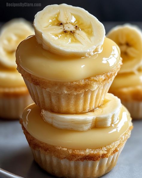 Creamy Banana Custard Cups are a delightful dessert with a buttery crust and smooth banana custard, topped with fresh bananas and mint. Banana Curd Recipe, Banana Pudding Custard, Banana Curd, Banana Custard, Cotton Candy Cookies, Chocolate Cherry Cookies, Fruit Custard, Custard Cups, Boston Cream Pie