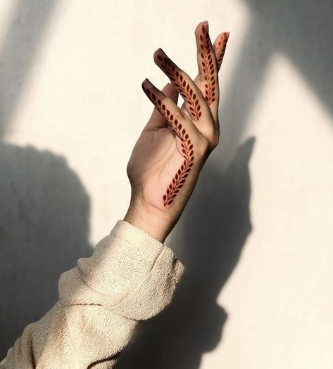 Finger Mehendi Designs, Henne Tattoo, Maquillage Yeux Cut Crease, Finger Henna Designs, Tato Henna, Henna Tattoo Hand, Henna Tattoo Designs Hand, Finger Henna, Simple Henna Tattoo