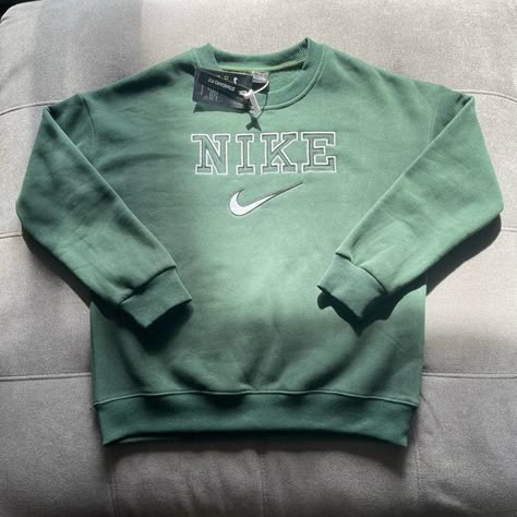 Dark Green Vintage Nike Crewneck Nike Crewneck Outfit, Green Crewneck Outfit, Crewneck Outfit Men, Green Sweatshirt Outfit, Green Hoodie Outfit, Dark Green Crewneck, Nike Vintage Sweatshirt, Sweatshirt Outfit Men, Dark Green Hoodie