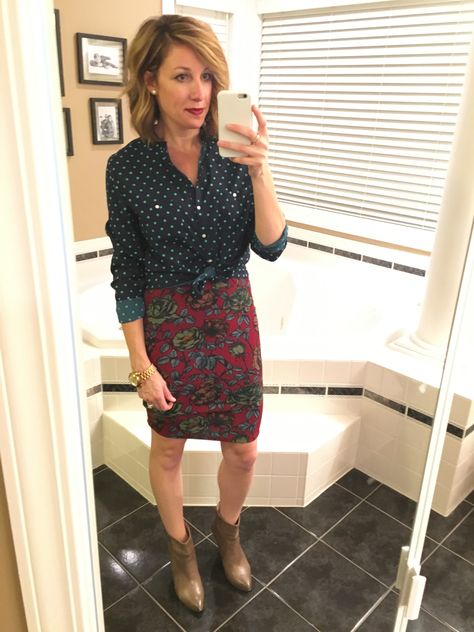 LuLaRoe Cassie Styled 5 Ways #LuLaRoeCassie #LuLaRoe #MomBlogger #WorkAttire Ashley Barton, Professional Chic, Lula Roe, Fall Wardrobe Essentials, Cassie Skirt, Lularoe Cassie, Lularoe Outfits, Chambray Top, Lularoe Styling