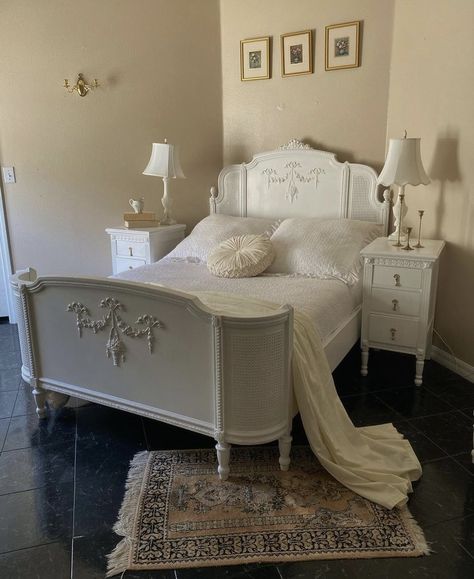 French Provincial Bedroom, Stylish Bedroom Decor, Chic Bedding, Antique Beds, Vintage Bedroom, Dream House Rooms, Bedroom Decor Ideas, Unique Accessories, Elegant Furniture