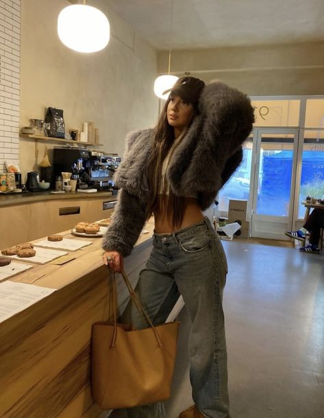 Oversized Fur Jacket Outfit, Crop Fur Jacket Outfit, Fur Jacket Street Style, Long Fur Coat Outfit, Crop Fur Jacket, Jacket For Women Fashion, Grey Fur Jacket, London Outfit Ideas, Low Rise Jeans Outfit