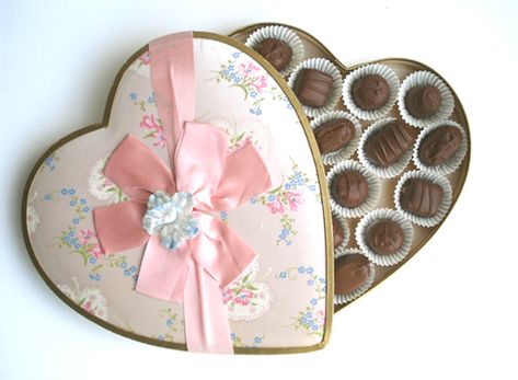 Vintage Box Of Chocolates, Valentine Boxes, Beautiful Crafts, Vintage Chocolate, Millinery Flowers, Diy Valentines Decorations, Valentines Decorations, Valentine Chocolate, Fabric Heart