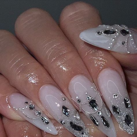 APRÉS GEL X NAILS + MAKEUP 🇨🇦 on Instagram: "Dreamy chandelier bling nails 🤍❄️

#gelxnails #douyinnails #blingnails #holidaynails #gelnailsdesign #milkywhitenails #almondnails #winternails #nailinspo #nailsofinstagram #nailsoftheday #nails2inspire #reflectivenails #glitternailsdesign #longnails #gelnails" Diamond Almond Nails, Almond Nails Bling, Glitz And Glam Nails, Chandelier Nails, Bling Almond Nails, Chandelier Bling, Gel X Nails, Reflective Nails, X Nails