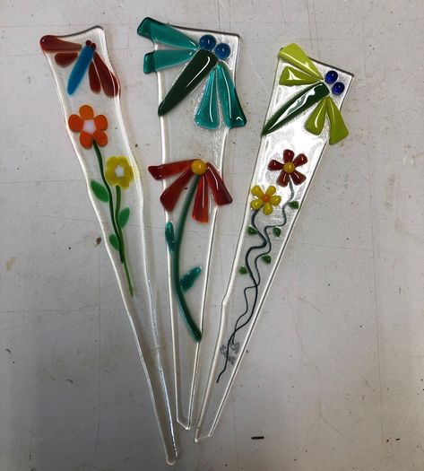 Fused Glass Coaster, Fused Glass Plant Stakes, Fused Glass Garden Stakes, Fused Glass Ideas For Beginners, Heather Garden, Fused Flowers, Flower Stakes, Fused Glass Flowers, Fused Glass Jewelry Dichroic