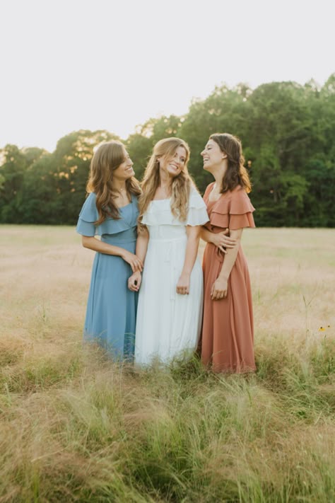 Three sisters laughing together during a photoshoot. 3 Bff Photoshoot, 3 Sister Photoshoot Poses Photo Ideas, 3 Friend Poses Photography, 3 Sister Pictures, 3 Sister Photoshoot Poses, Trio Sisters Photoshoot Poses, Grown Sister Photo Shoot, Mom And Sisters Photoshoot, 3 Best Friends Photos