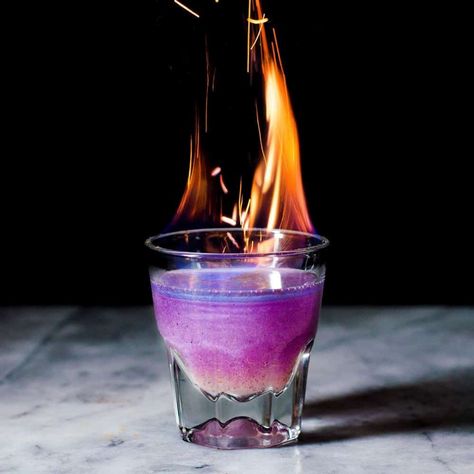 Flaming Cocktails, Shimmery Cocktail, Easy Halloween Cocktails, Elderflower Cocktail, Butterfly Pea Flower, Unique Cocktails, Halloween Cocktails, Champagne Cocktail, Pretty Drinks