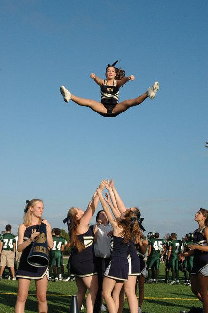 WEEEEEE! Cheer Photo Poses, Cheerleading Skills, Cheer Photo, Cheer Flyer, Cheer Hacks, Cheer Team Pictures, Cheer Photography, Cheerleading Quotes, Girls Lifting