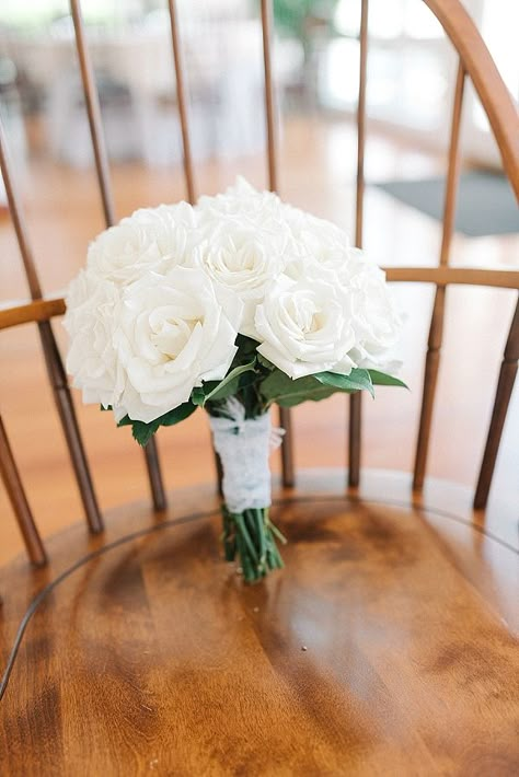 Simple white rose wedding bouquet Country Wedding Bouquets, Rose Bridesmaid Bouquet, Classic Summer Wedding, White Rose Wedding, White Rose Wedding Bouquet, Small Wedding Bouquets, Hydrangea Bouquet Wedding, Simple Wedding Bouquets, White Rose Bouquet