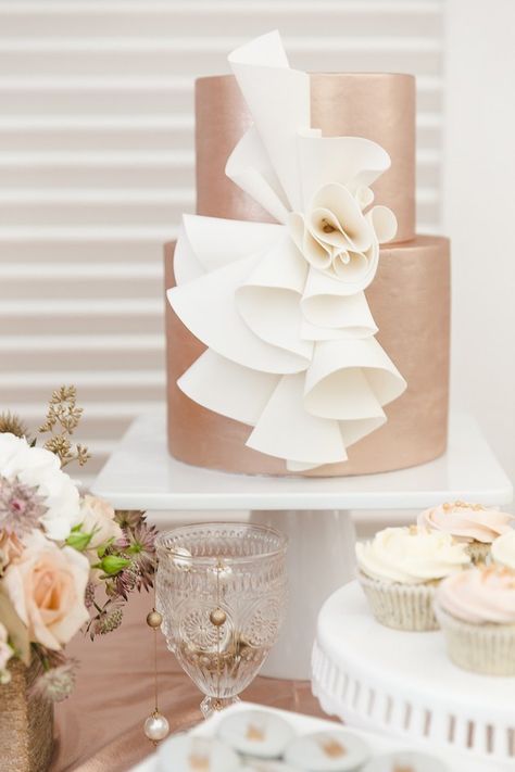 Gold Wedding Cakes, Metallic Cake, Metallic Wedding Cakes, Rose Gold Wedding Cakes, Ruffle Wedding Cake, Mini Pastel, Metallic Wedding, Torte Cupcake, Amazing Wedding Cakes