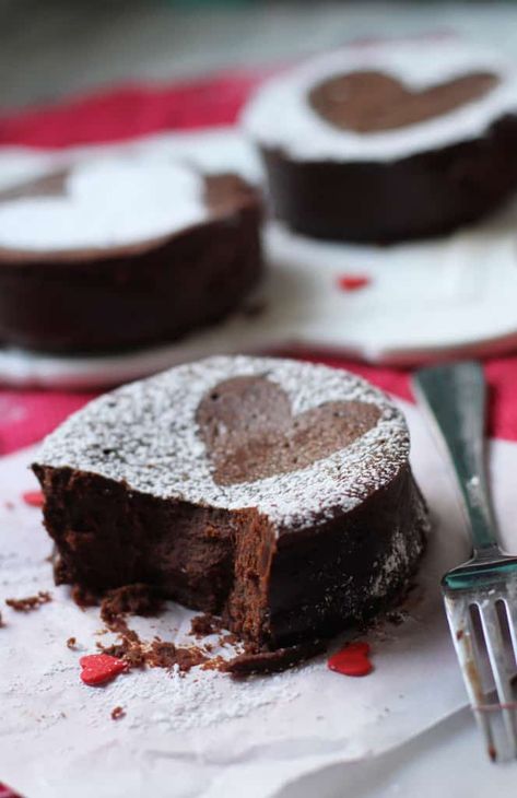 Flowerless Chocolate Cake, Jar Cakes, Rich Cake, Flourless Chocolate Cake, Flourless Cake, Tasty Desserts, Sweet Ideas, Flourless Chocolate Cakes, Heart Food