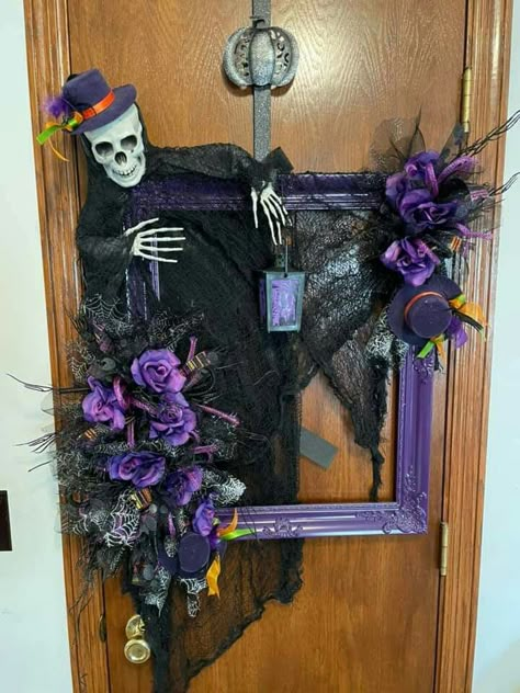 Goth Diys, Halloween Ideias, Door Rounds, Halloween Entertainment, Holiday Crafts Halloween, Halloween Picture Frames, Dollar Tree Halloween Decor, Fun Diy Halloween Decorations, Halloween Wood Crafts