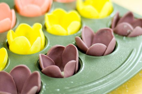 Chocolate Tulips How To Make, Tulip Cupcakes, Chocolate Tulips, Tulip Cake, Mothers Day Cupcakes, Cake Tips, Cupcake Tutorial, Wonderful Friend, Great Mother