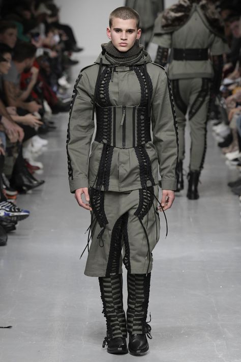 KTZ Fall 2017 Menswear Fashion Show Space Runway, Futuristic Fashion Male, Esmod Paris, High Tech Fashion, Future Military, London Fashion Week Mens, Sci Fi Fashion, Concept Clothing, Cyberpunk Fashion