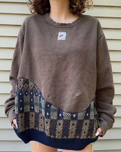 Upcycle Clothes Sweatshirts, Upcycling Sweaters Ideas, Reworked Thrifted Clothes, Vintage Upcycle Clothes, Clothing Upcycle Ideas, Sewing Patchwork Clothes, Upcycling Sewing Projects, Thrift Rework, Sweatshirt Makeover Diy