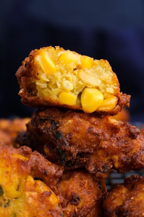 A vegan Thai sweetcorn fritter that has been cut open to show the crispy texture and yellow corn Food For Parties, Spicy Tomato Chutney, Sweetcorn Fritters, Thai Appetizer, Baking Soda And Lemon, Best Thai, Tomato Chutney, Sweet Chilli Sauce, Different Vegetables