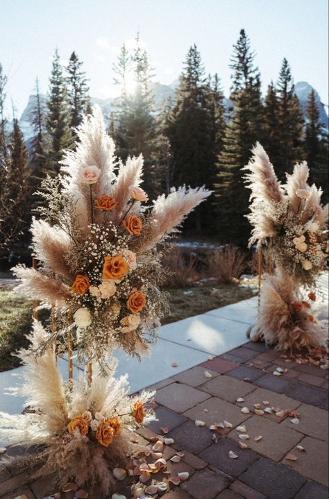 Wedding Arches Outdoors Fall, Boho Floor Arrangement Wedding, Rustic Bohemian Wedding Decor Flowers, Southern Bell Wedding, Rustic Wedding Venue Decor, Fall Wedding Floral Arrangements Ceremony, Rustic Brown Wedding Theme, Fall Wedding Alter Decor, Alter Flowers For Wedding