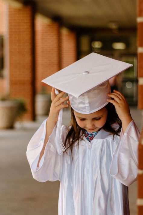 Outdoor Kindergarten Graduation Pictures, Daycare Graduation Pictures, Kindergarten Photo Shoot Graduation, Toddler Graduation Pictures, Kid Graduation Pictures, Kindergarten Graduation Photos, Prek Graduation Photo Ideas, Pre K Graduation Pictures, Kindergarten Photo Shoot